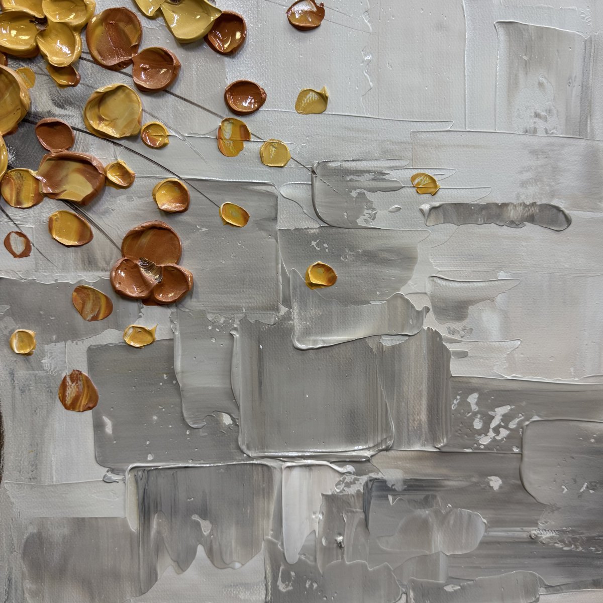 Goldener Blumenstrauß auf Beige