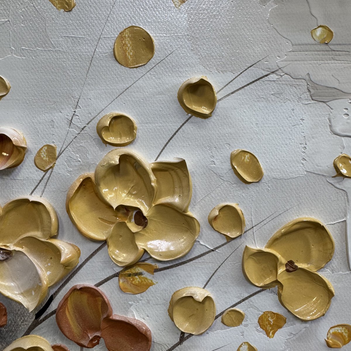 Goldener Blumenstrauß auf Beige